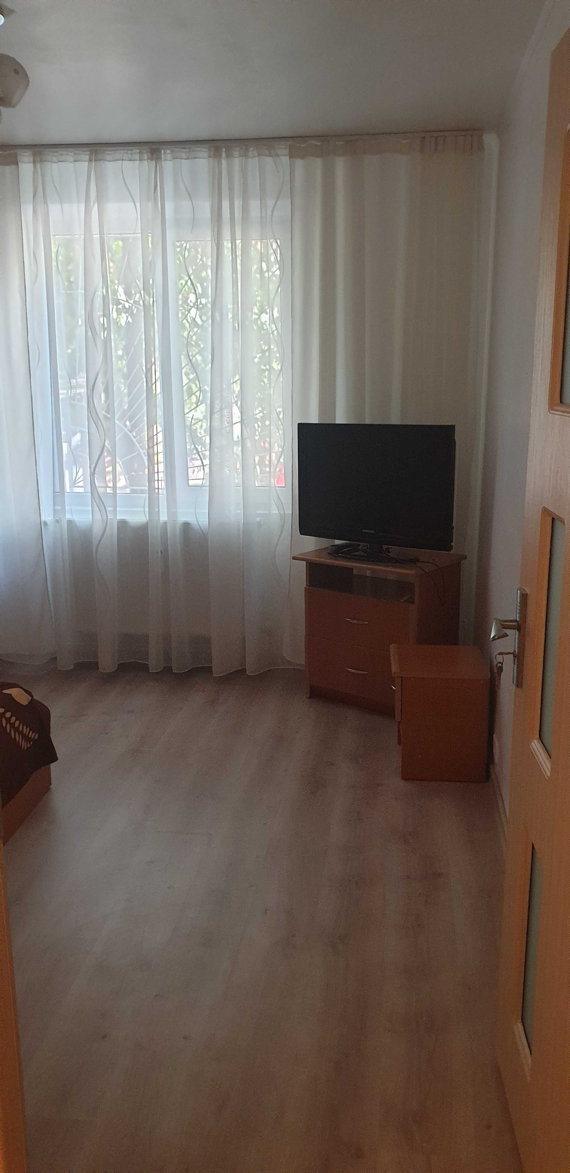 Închiriez apartament 3 camere