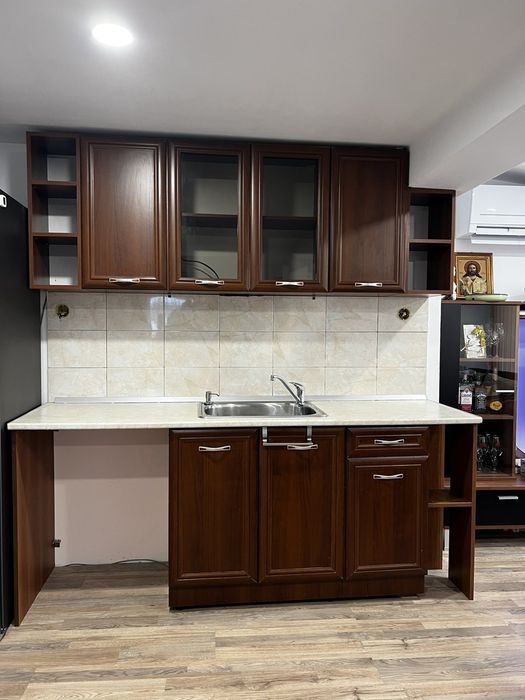 Продавам кухненско