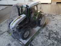 Tractor de jucărie