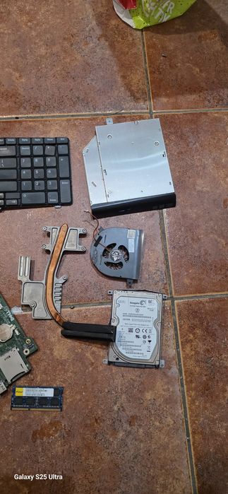 Продавам части за лаптоп DELL Inspirion