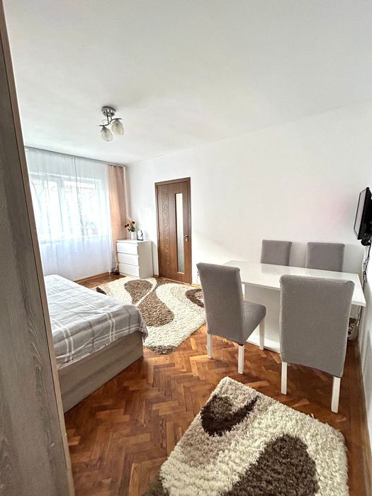 Vand apartament  cu 2 camere