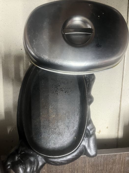 Жаровни чугунные с крышкой продам в хорошем состояний