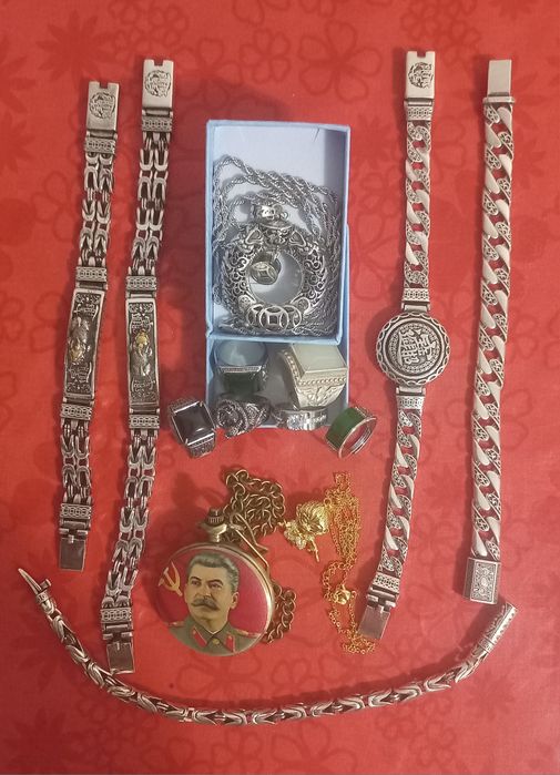 Цены разные мужские кольца браслеты и цепочка с кулоном.