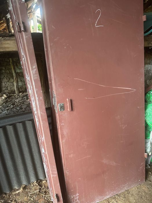 Врати, метални за мазе