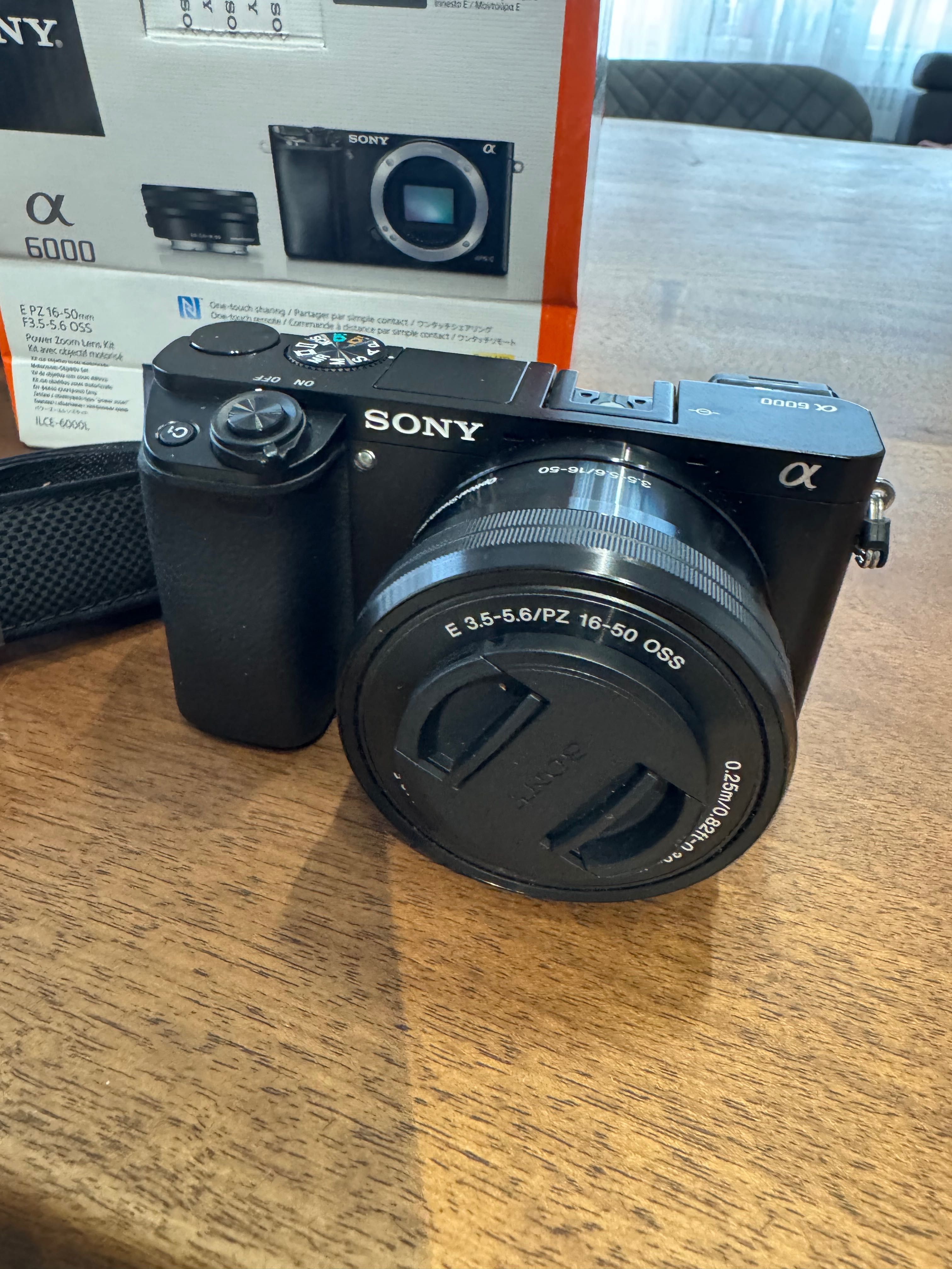 Sony A6000 + 16-50 и чанта + SD карти