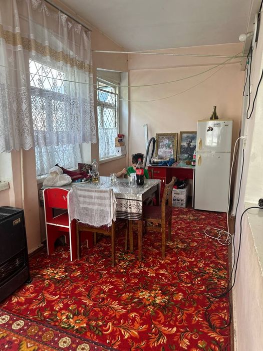 Продаётся 3х комнатная квартира в кирпичном доме на 1ом этаже.