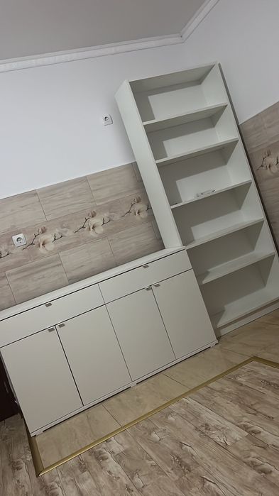 Vând comoda alba si biblioteca