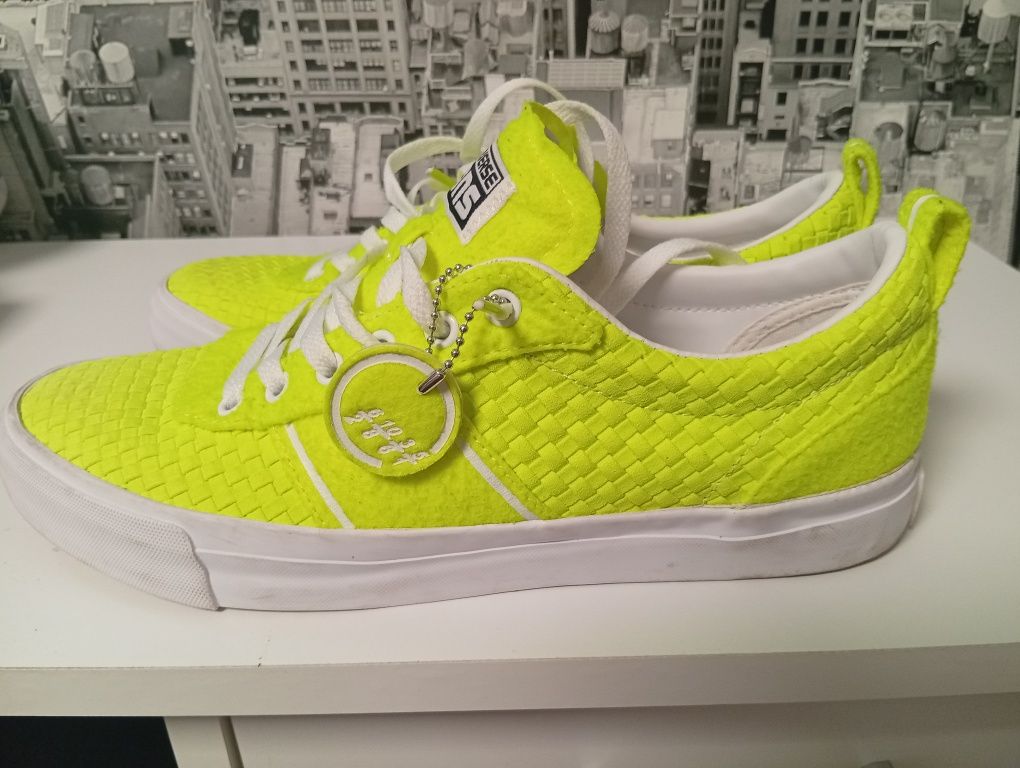Продавам Adidas Converse