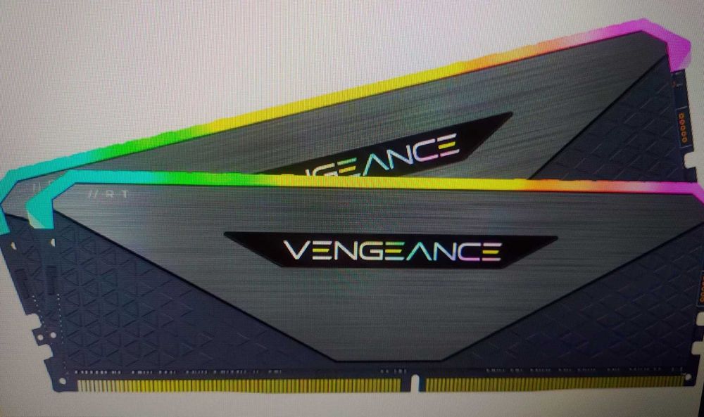 i9 11900K + Gigabyte Aorus Master Z590 + 32 GB Corsair Vengeance 3600