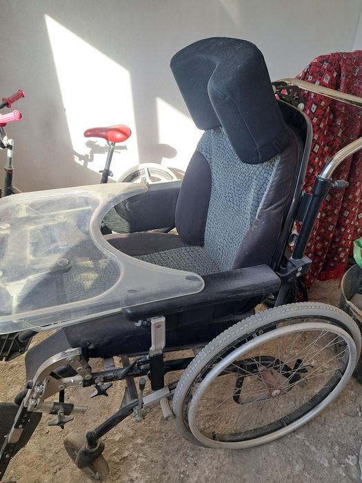 Vând scaun rulant pentru persoanele cu handicap