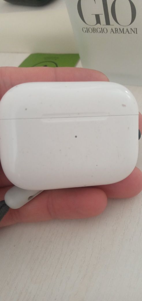 Airpods 3 pro ot betida qrlgan joylari bor ishlashi moshniy zaryadkasi