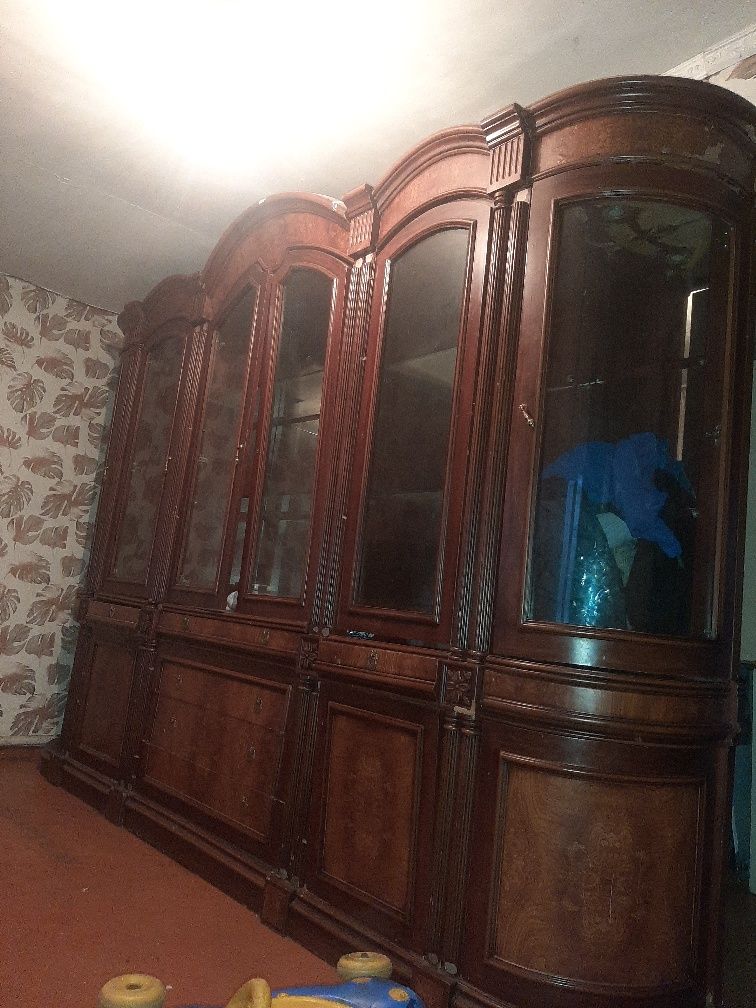 Продам сервант в хорошем состоянии