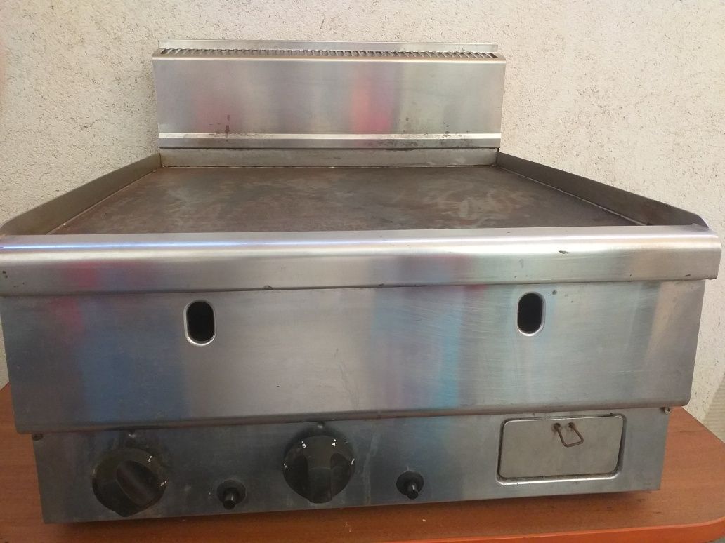 Grătar profesional  pe gaz,chiuveta inox si baterie cu senzor