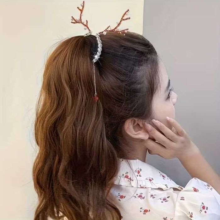 Коледна фиба с еленови рога аксесоар за коса с перли и златни детайли