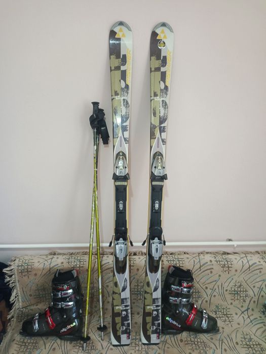 Лыжи продам срочно