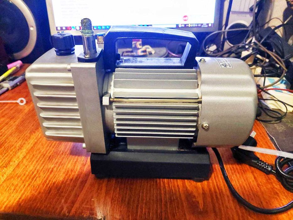 Продам одноступенчатый вакуумный насос  LEETO  XZ-1b