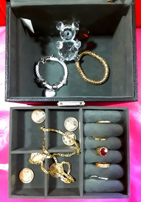 CASETĂ PENTRU BIJUTERII cu oglindă posibilitate încuiere NOUĂ 90 Lei