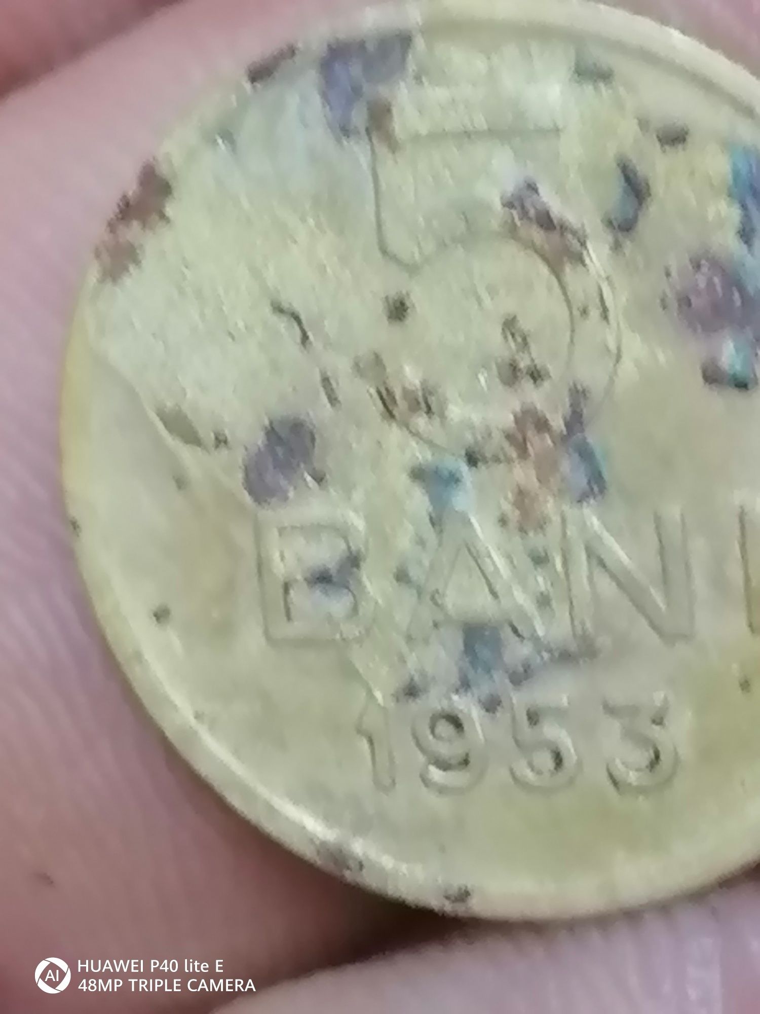 Monede euro și un bănuț de 5 românesc