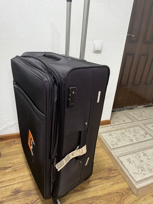 Новый большое чемодан для путешествия