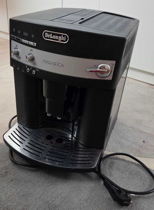 Vând aparat de cafea DeLonghi Magnifica