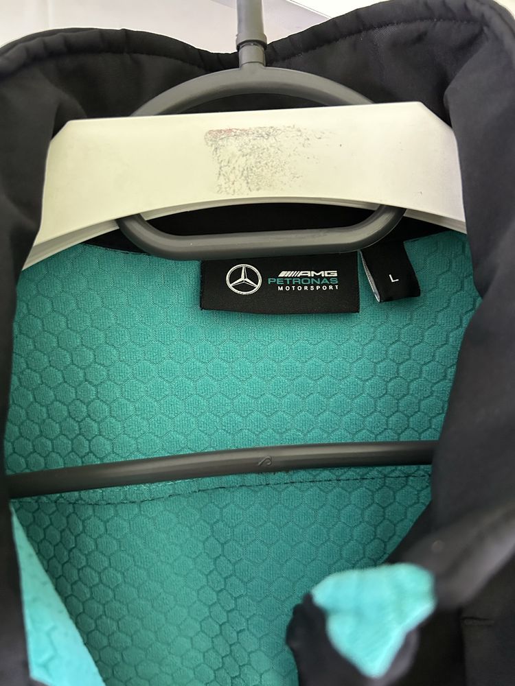 Яке на Mercedes-Benz AMG Petronas F1 Team