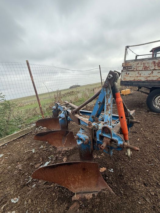 Vand/ schimb tractor u650 cu tot cu disc, plug, remorcuta