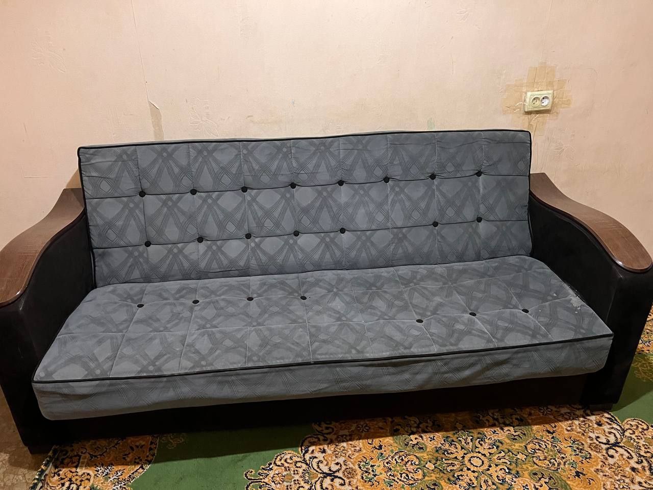 Продается диван кресло,  прихожка и двери