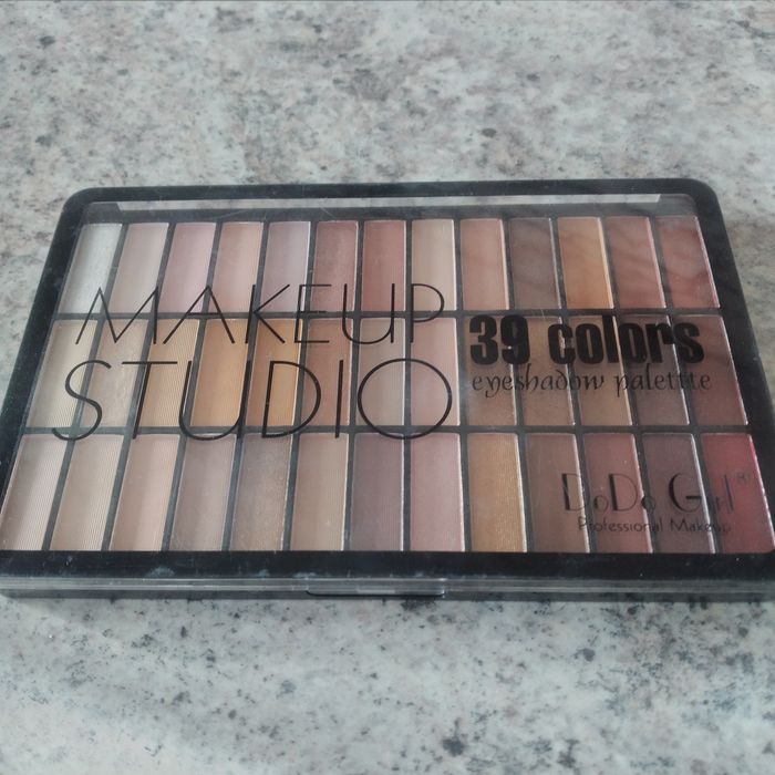 Палетка теней, нюдовые цвета