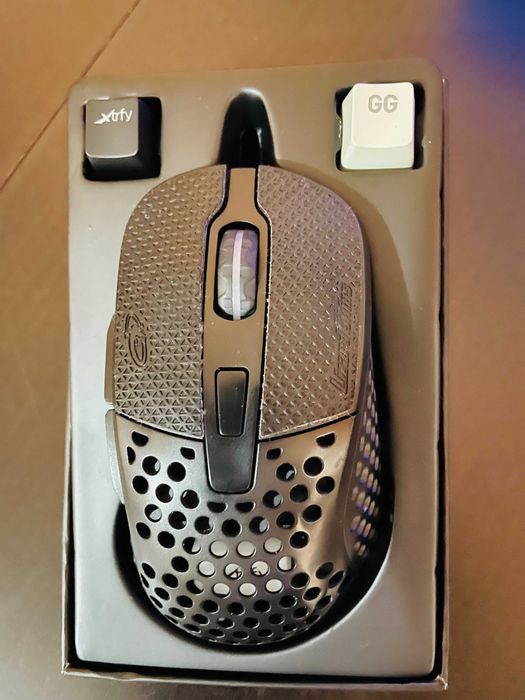 Mouse gaming Xtrfy M4 Wireless – modificat cu Lizard Skins DSP