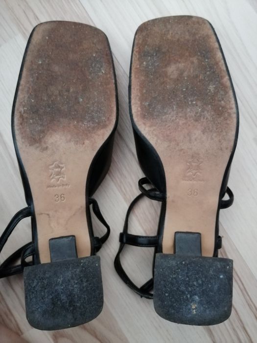 Pantofi negri din piele decupați în spate