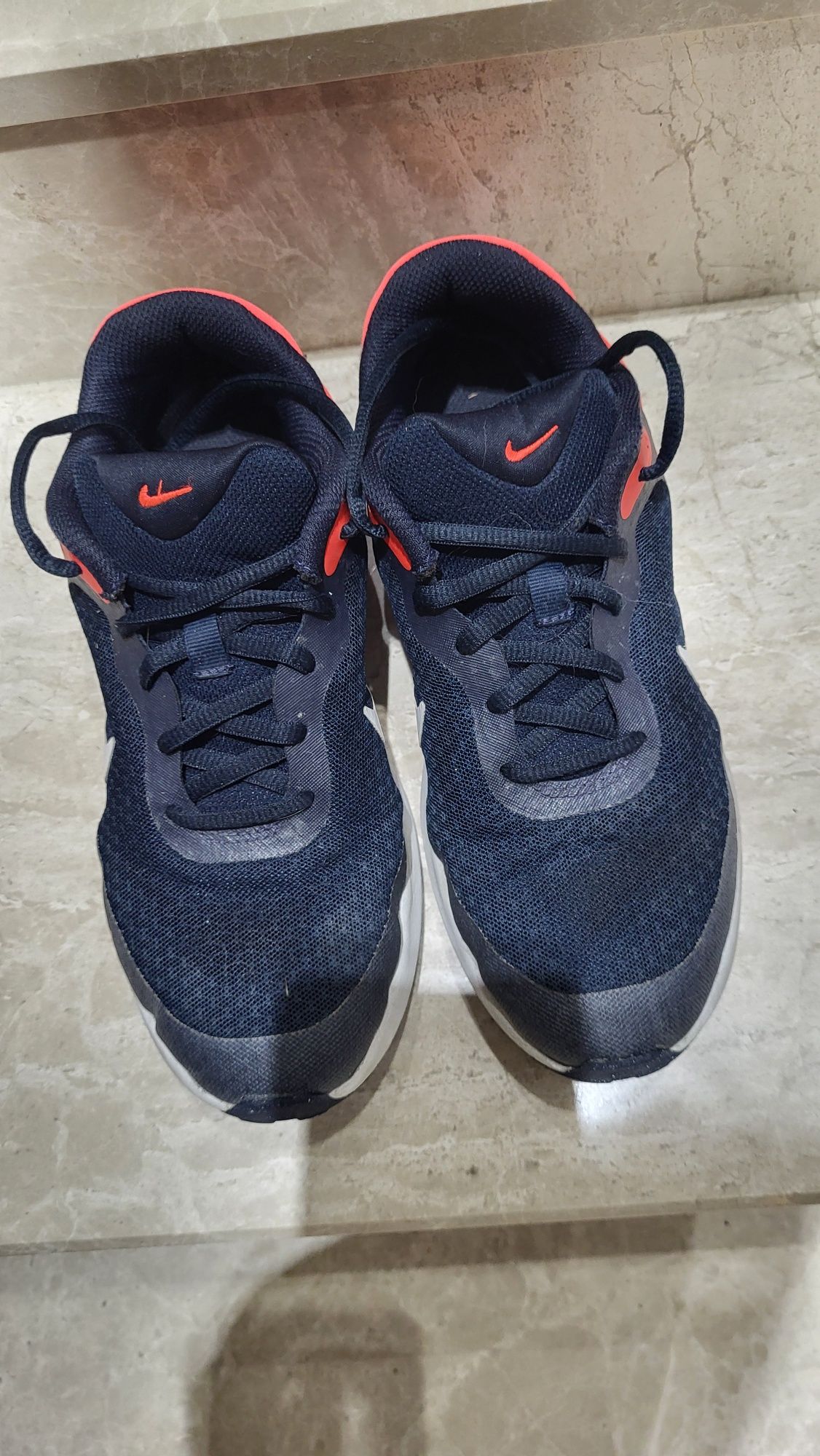 Маратонки Nike 37.5