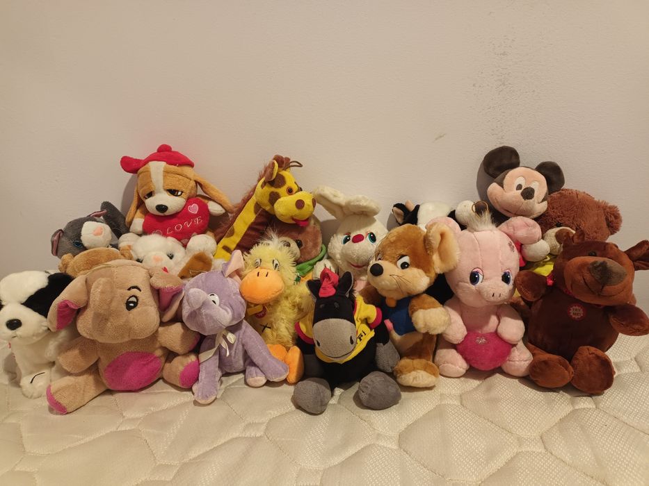 Голям мечок и плюшени играчки