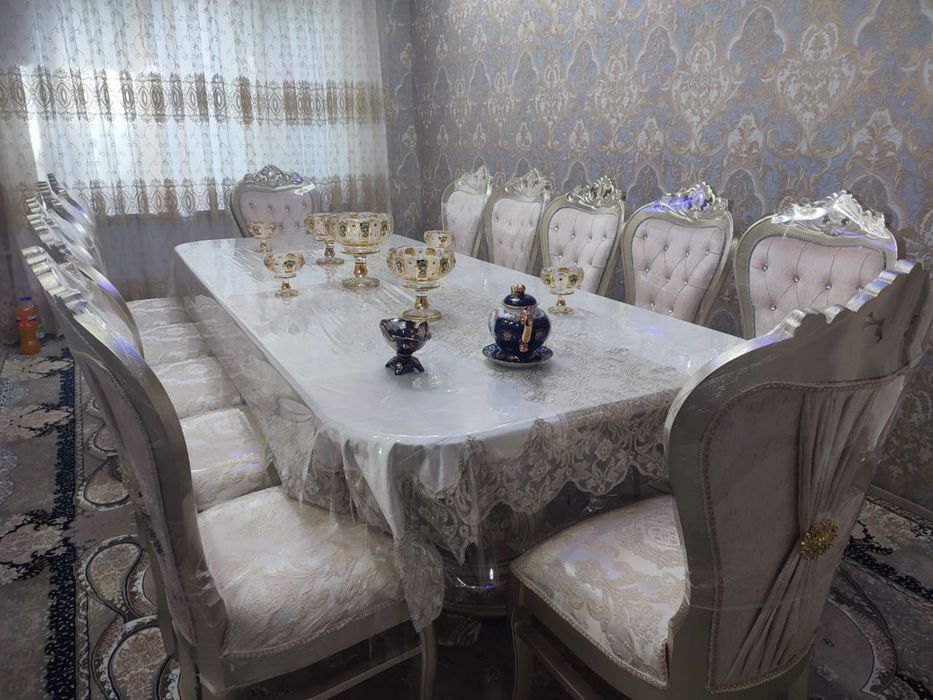 Стол и 12 стульев