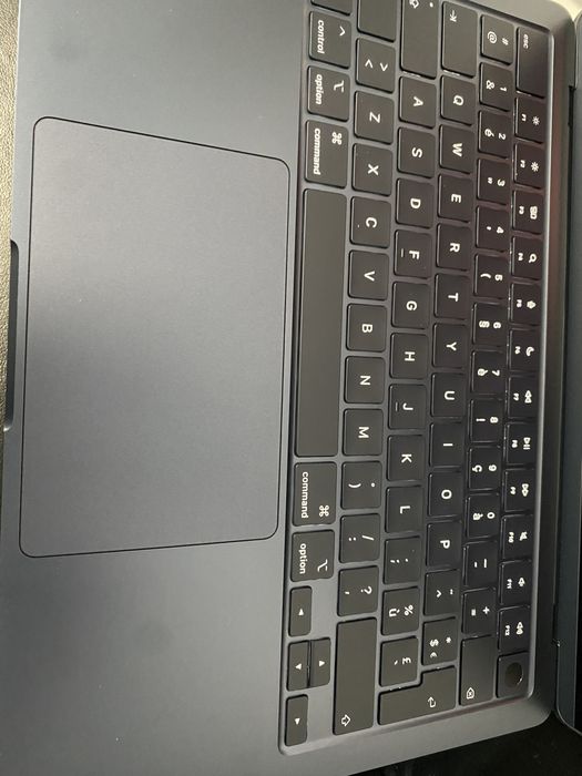 MacBook Air 13-inch/ M4 / 16 Gb RAM / 256 GB / Midnight / Desigilat