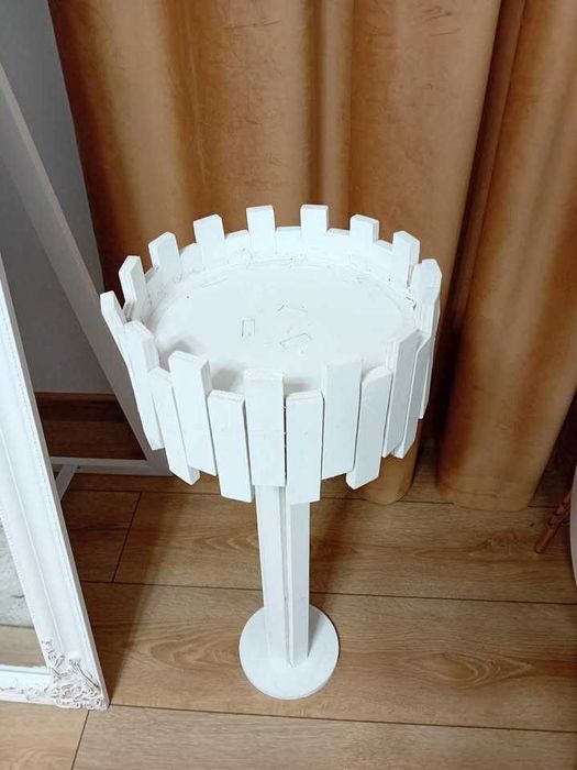 Vand aranjamente florale si suporti pentru evenimente.