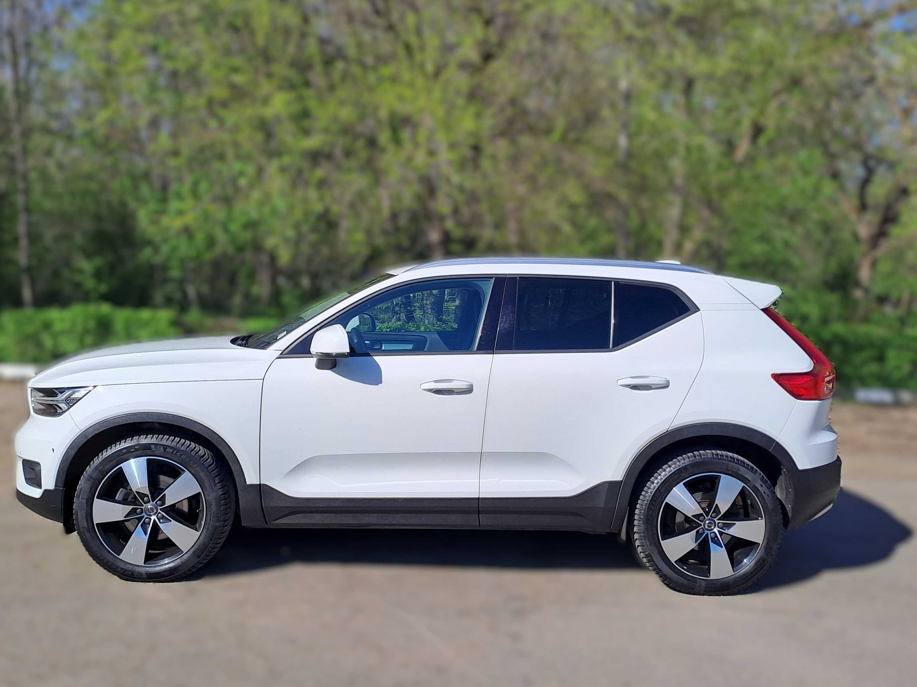 Volvo XC40 D3 AWD Momentum PRO se emite factura cu TVA DEDUCTIBIL