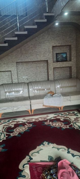 Yangi divan sotiladi srochna