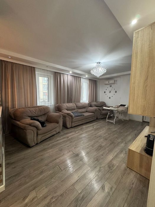 Продается диван коричневый