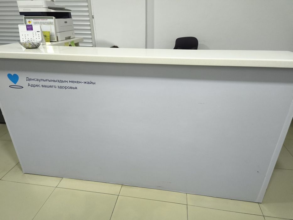 Стол в ресепшене