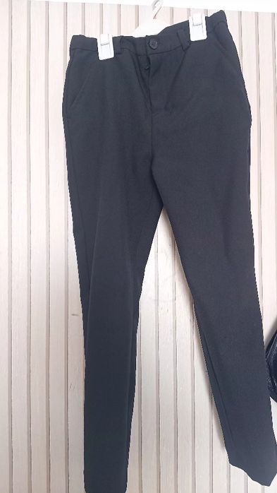 Vand set costum H&M ptr scoala  marime6-8ani .