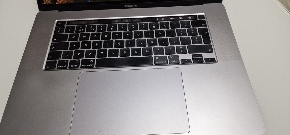Vand MacBook Pro 16"