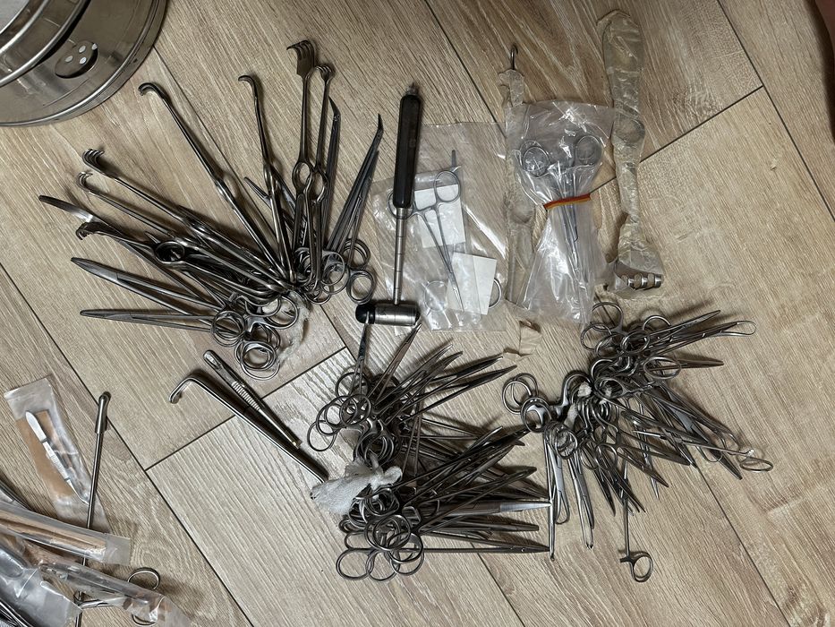 Хирургические инструменты в ассортименте