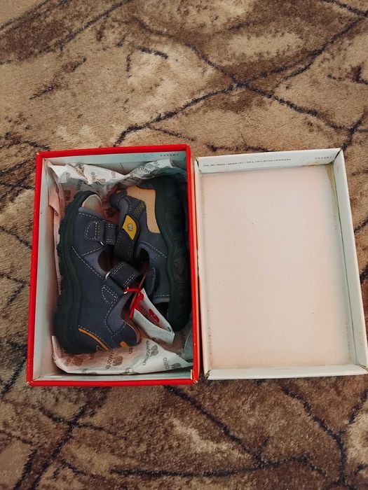 Чисто нови детски сандали