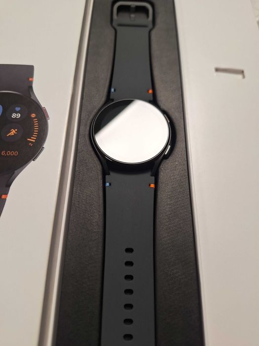 Samsung Galaxy Watch FE - Чисто НОВ !