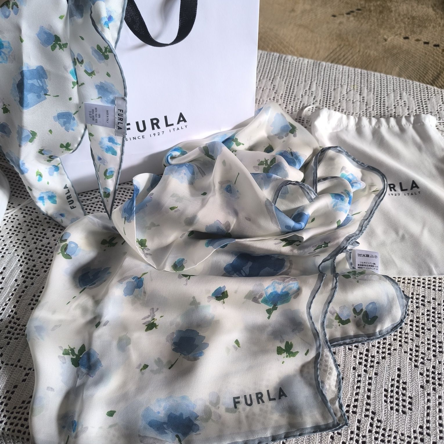 Оригинален комплект на FURLA - шал и кърпа за чанта от коприна