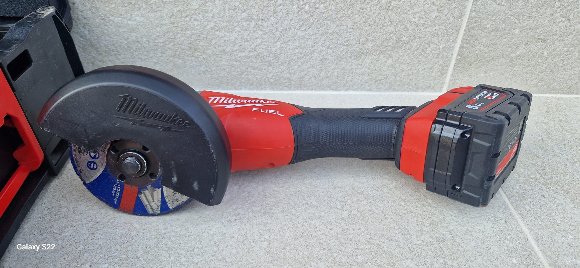 Milwaukee polizor pe acumulator