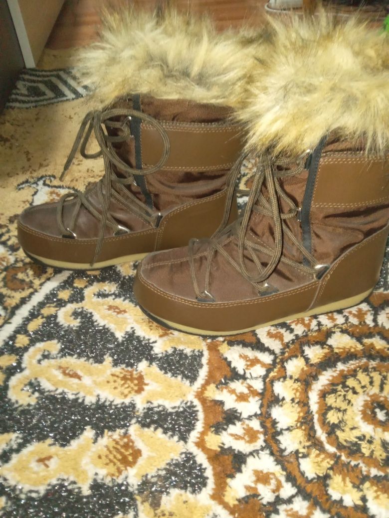 Vând doua perechi de ghete Moon Boot.