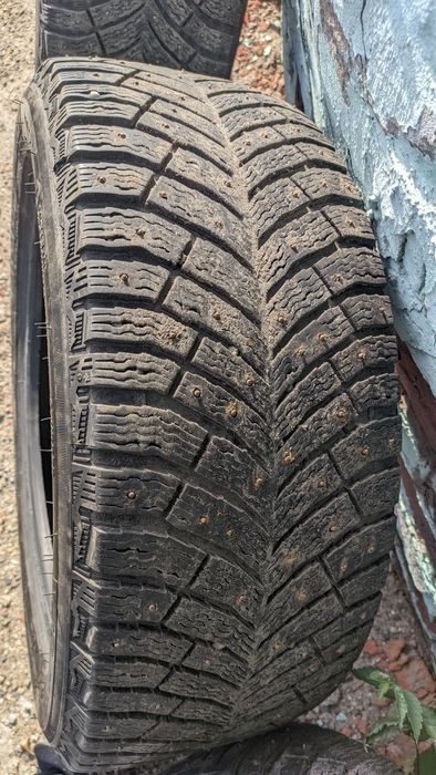 Продам резину зимнюю шипованную MICHELIN