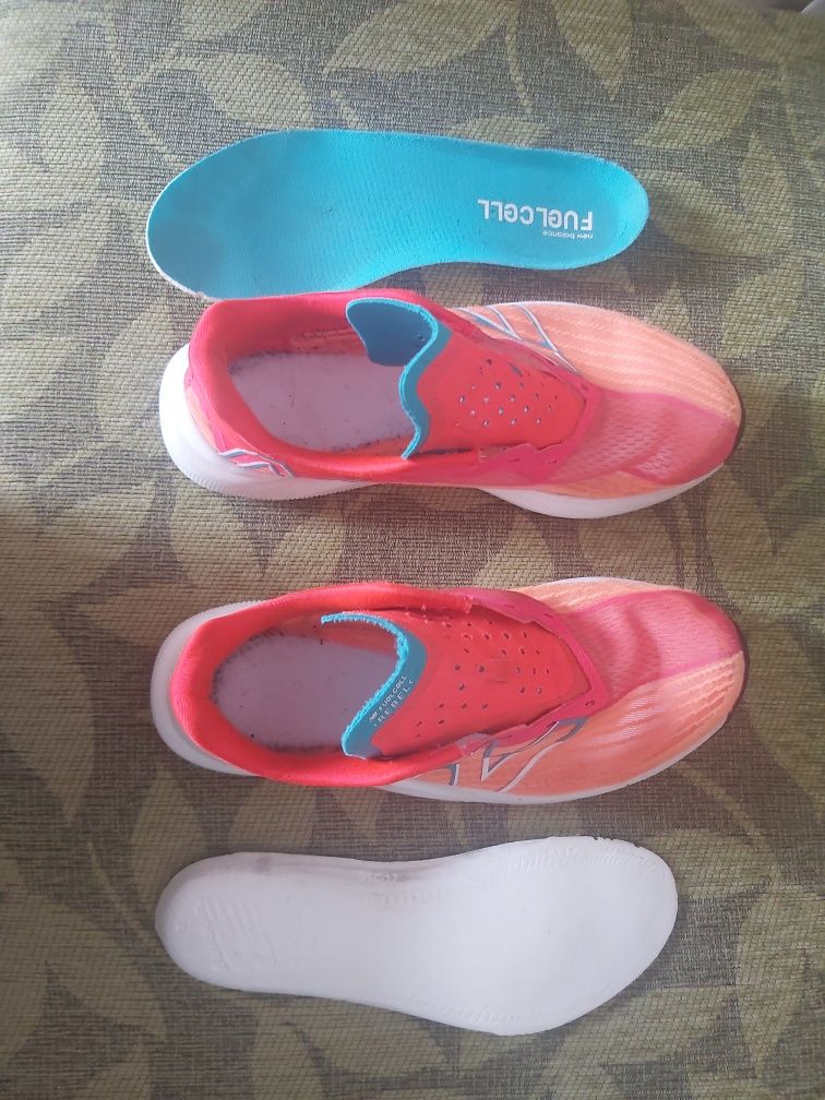 Маратонки HOKA, Nеw Balance и Diadora