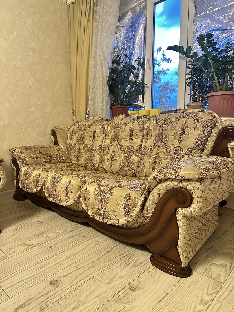 Продам Диван с двумя креслами